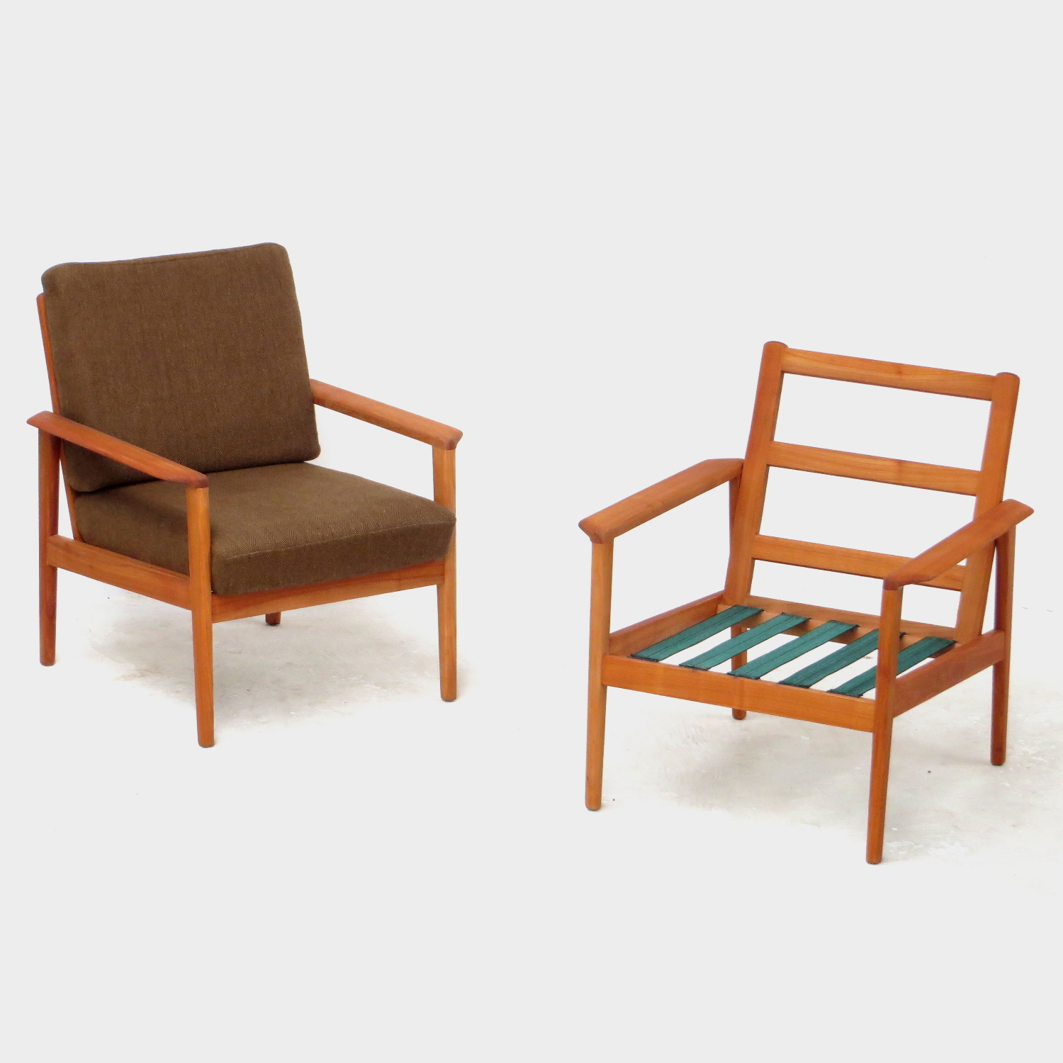 Foto van de twee vintage design fauteuils: één zonder kussens en één met kussens