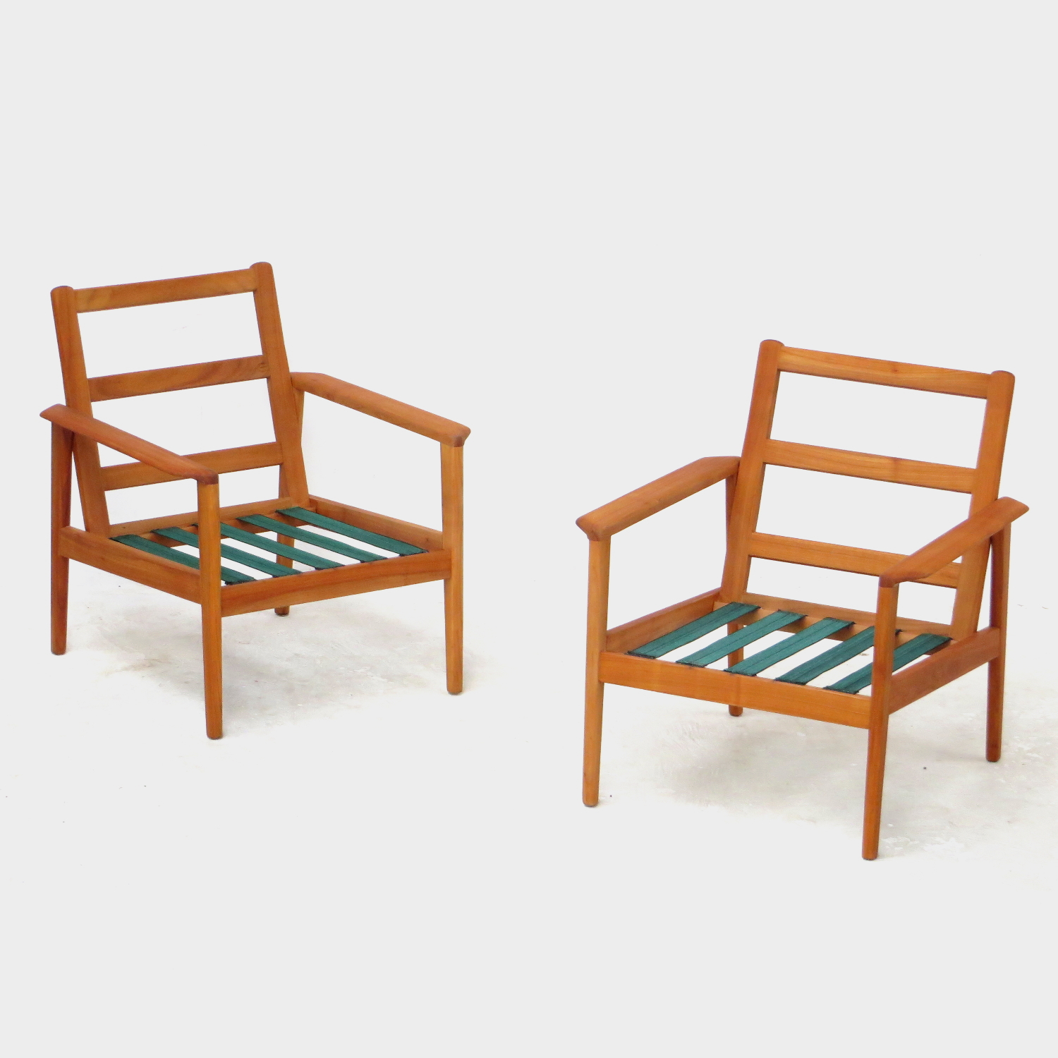 Foto van de twee vintage design fauteuils zonder kussens