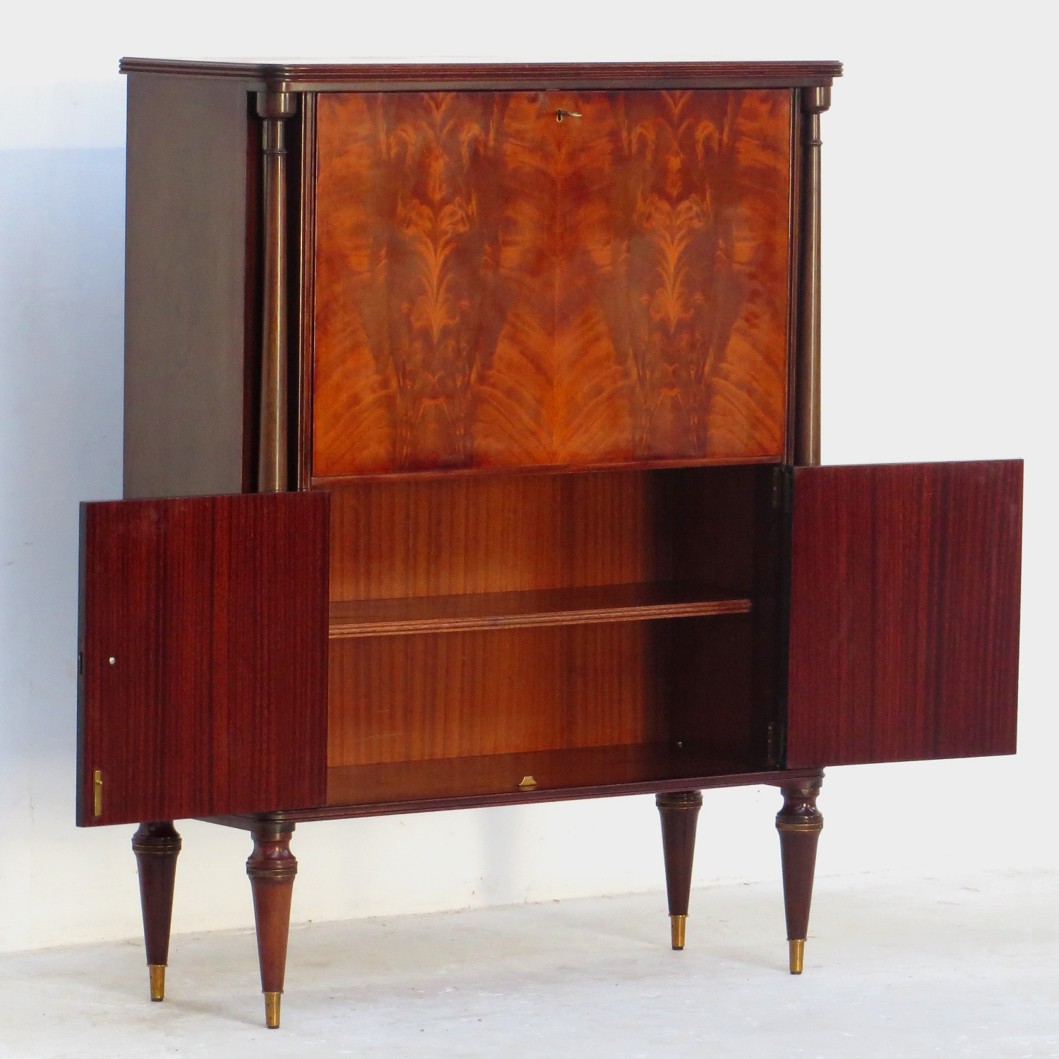 Categorie mengsel Leerling 19e eeuwse boekenkast / barkast in gevlamd mahonie | Vintage Venue furniture