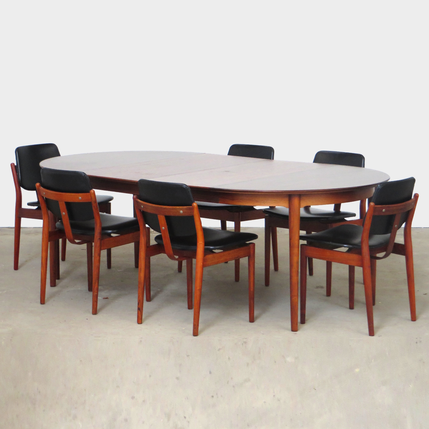Foto van de zijkant van de tafel en zes stoelen