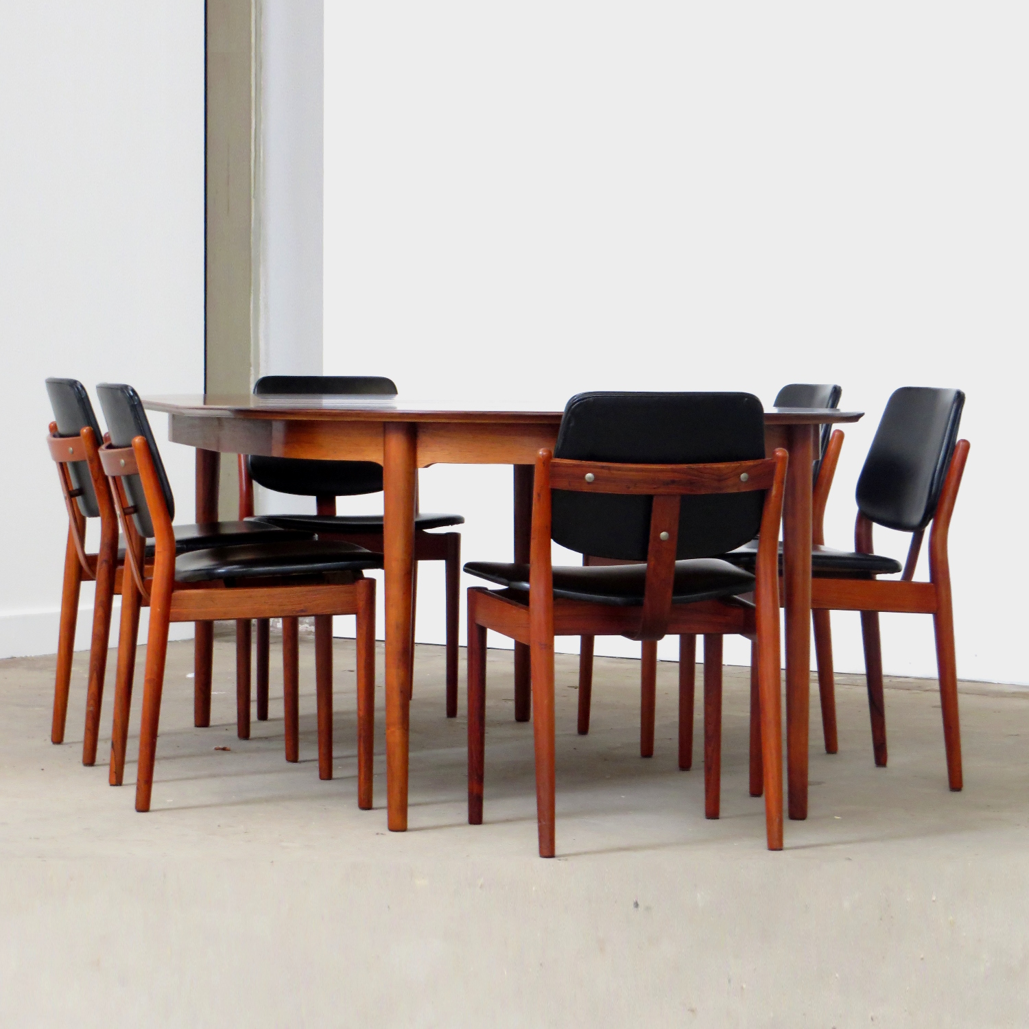 Foto van de zijkant van de tafel en zes stoelen