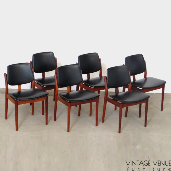 Foto van de voorzijde van de zes stoelen