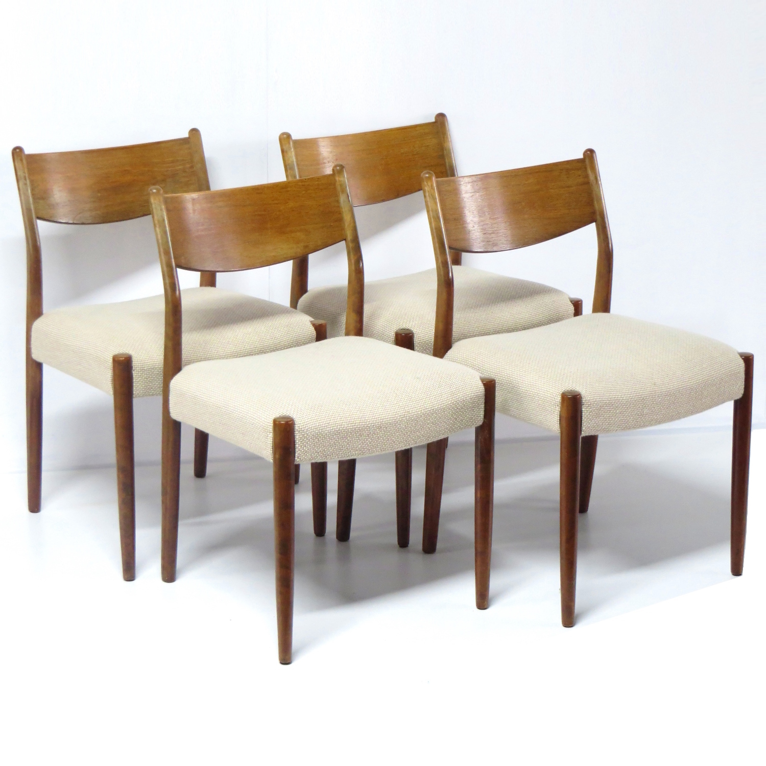 Foto van de linker voorkant van de vier stoelen