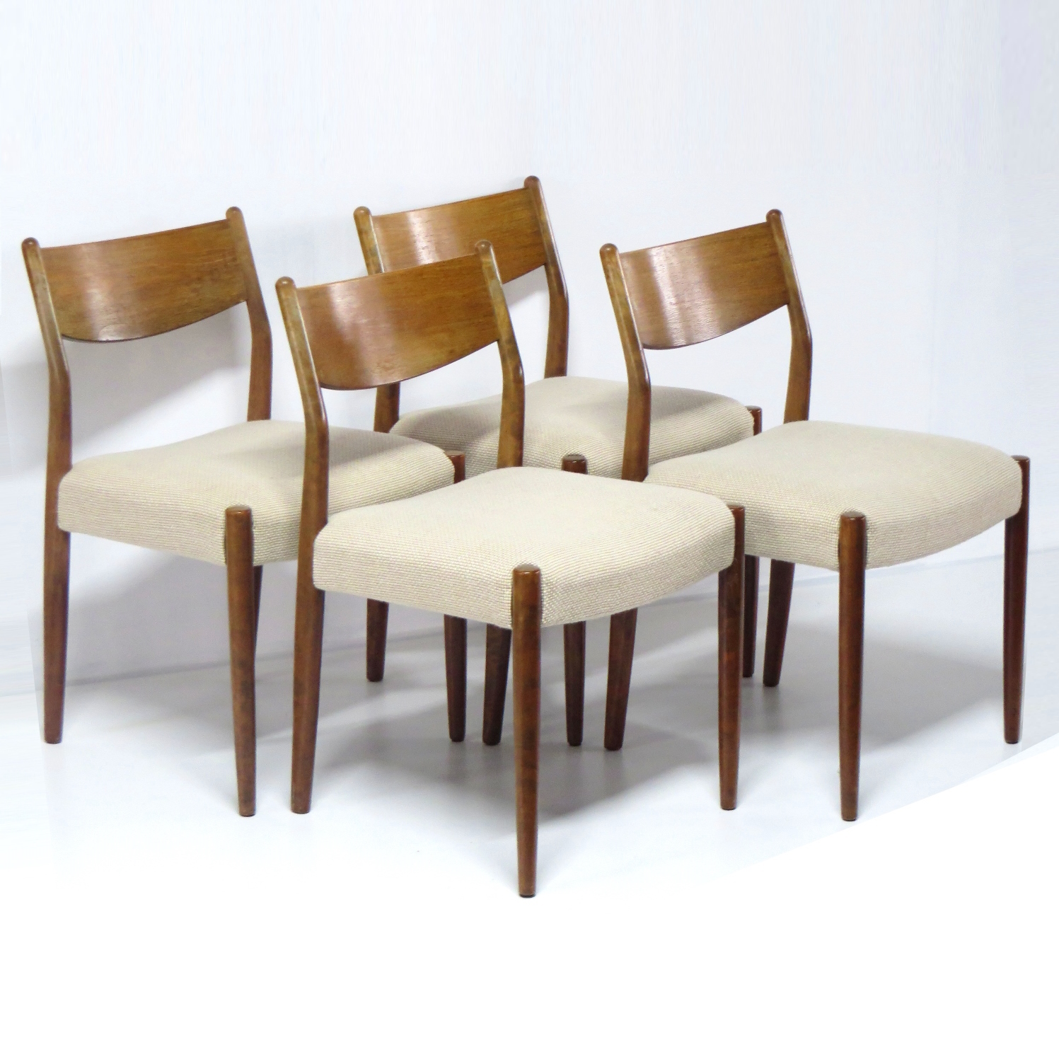 Foto van de linker voorkant van de vier stoelen