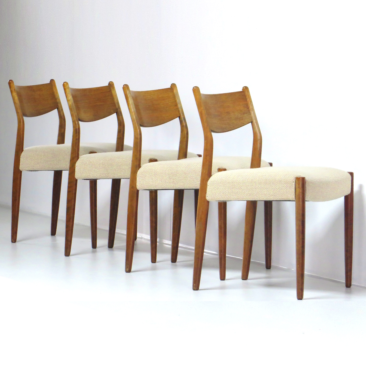 Foto van de linker zijkant van de vier stoelen