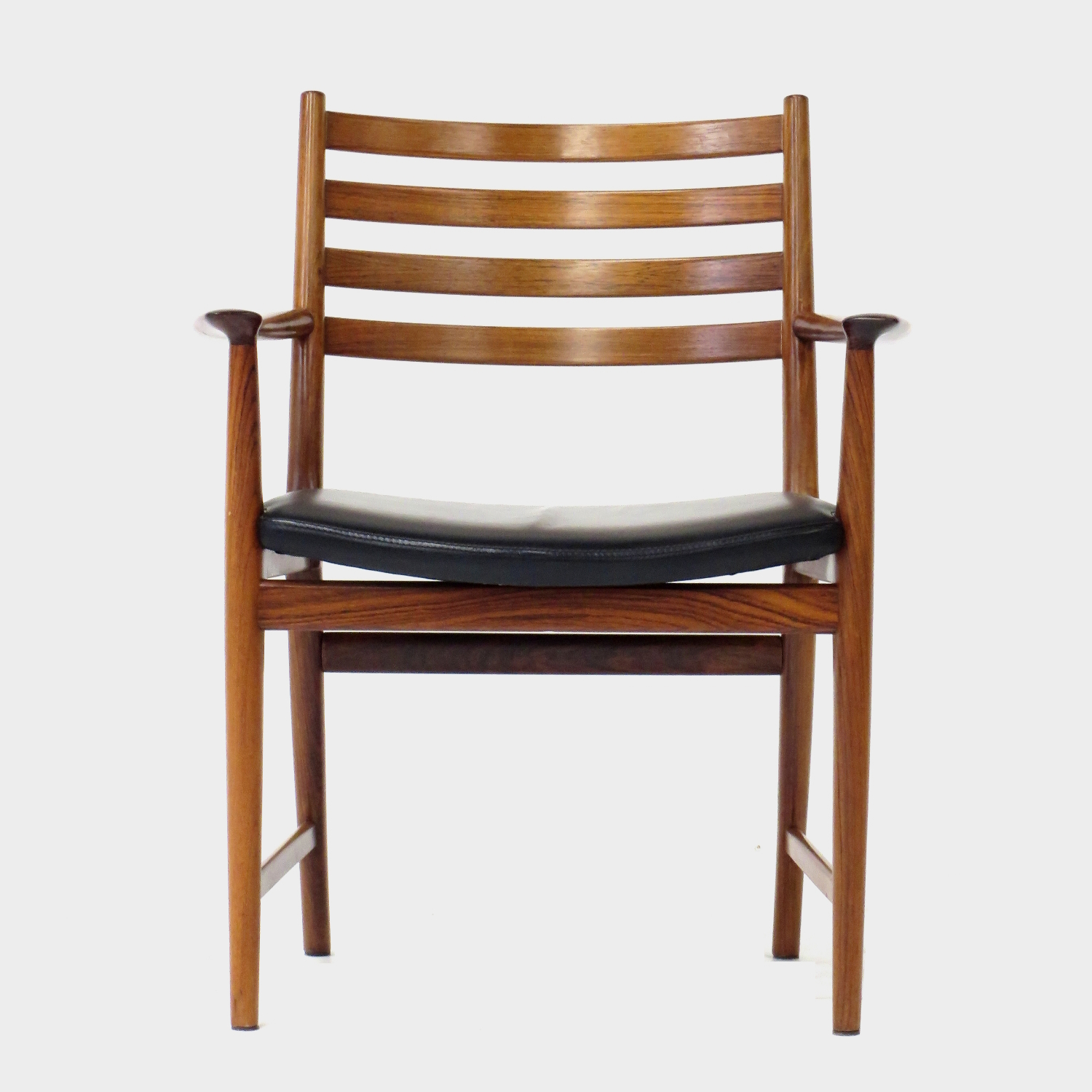 Foto van de voorkant van één van de twee palissander bureaustoelen / stoelen met armleuningen