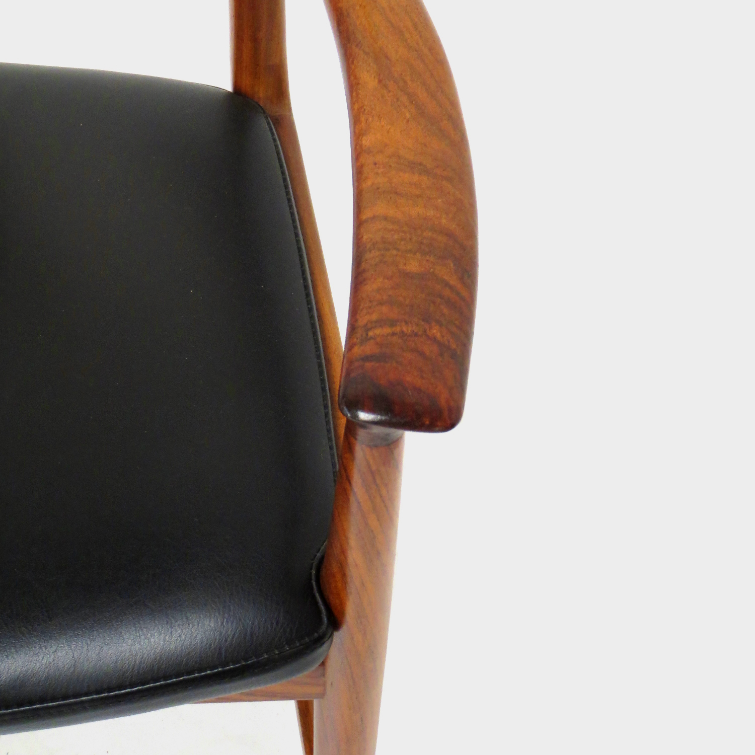 Detailfoto van de armleuning van één van de twee palissander bureaustoelen / stoelen met armleuningen