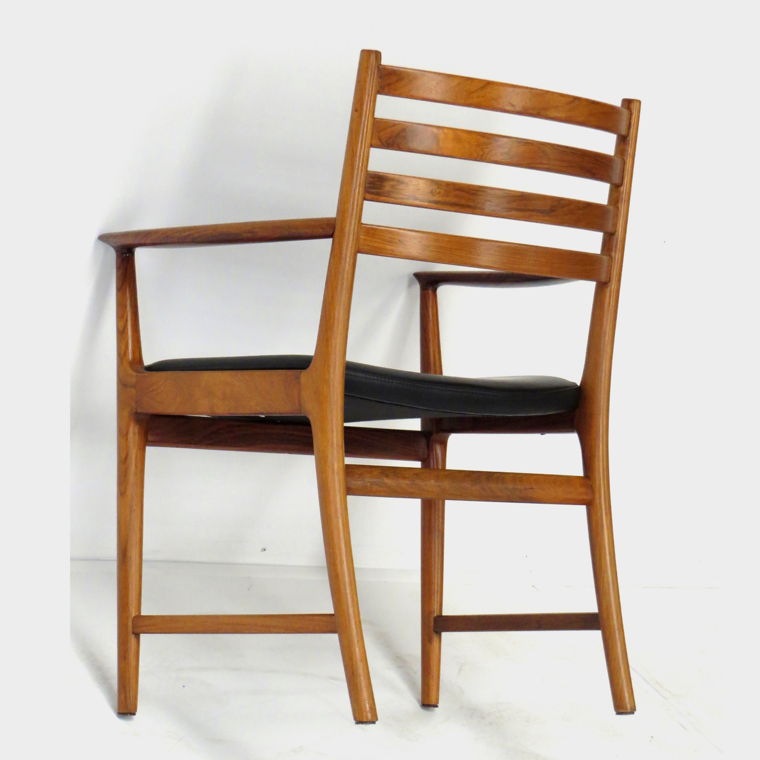 Foto van de achterkant van één van de twee palissander bureaustoelen / stoelen met armleuningen