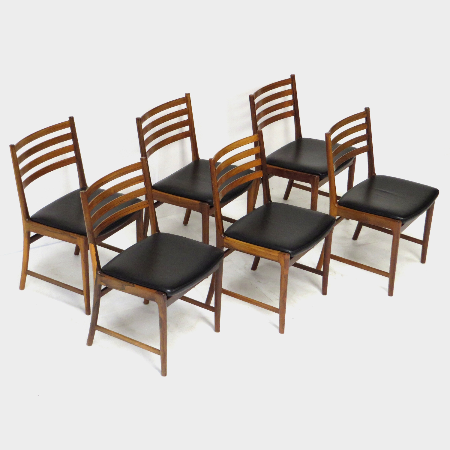 Set van zes palissander design stoelen in zwart leer van Kai Lyngfeldt Larsen Foto van de bovenkant van de zwart leren zittingen van de zes palissander stoelen