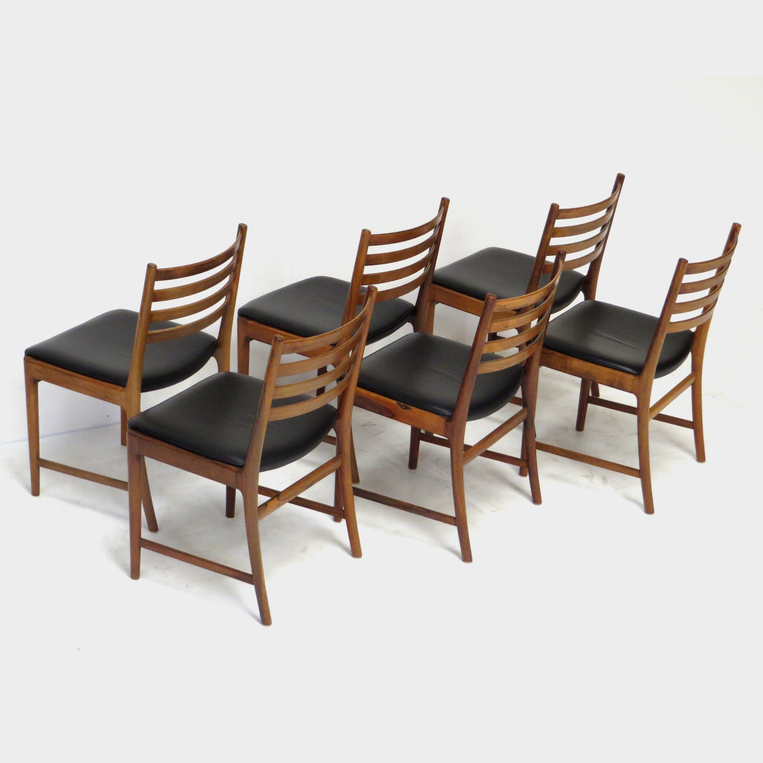 Set van zes palissander design stoelen in zwart leer van Kai Lyngfeldt Larsen Foto 1 van de achterkant van de zes palissander stoelen