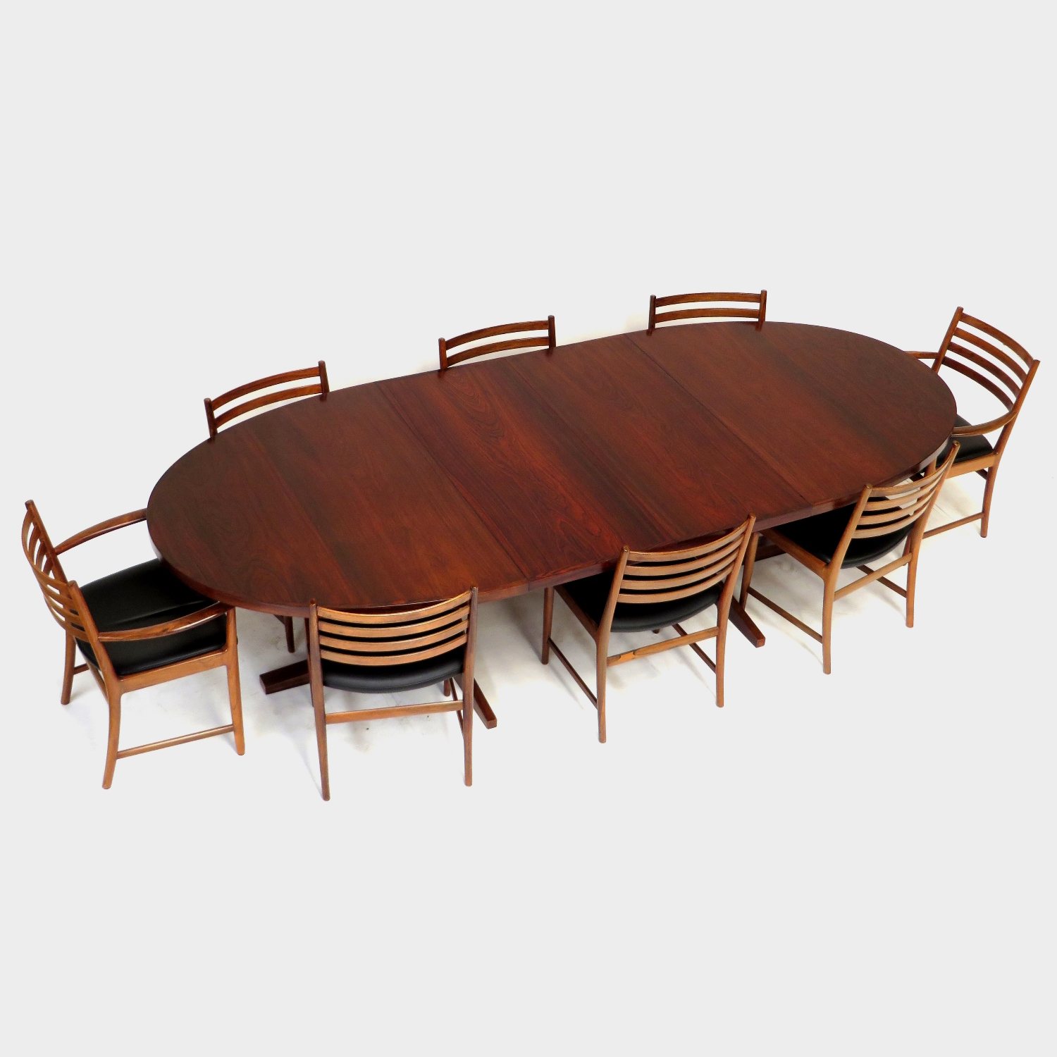 Set van zes palissander design stoelen in zwart leer van Kai Lyngfeldt Larsen Overzichtsfoto van de stoelen rondom een palissander eettafel voor het perspectief