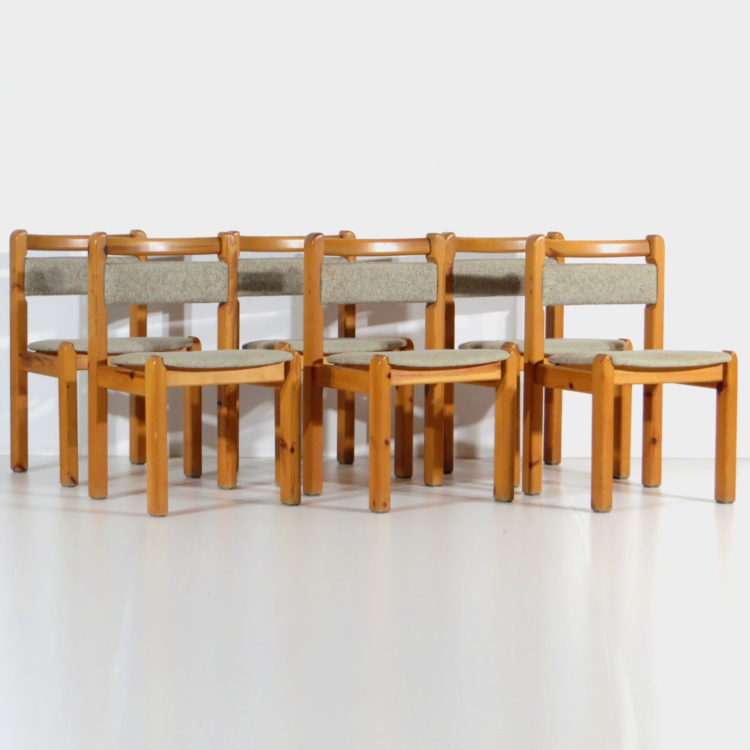 Foto van de voorkant van de 6 Deense vintage design stoelen